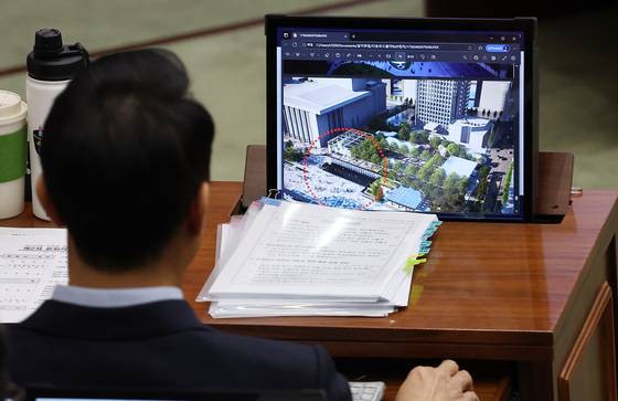 오세훈 서울시장이 18일 오전 서울 중구 서울시의회에서 열린 제333회 정례회 시정질문에 참석해 광화문광장에 설치 예정인 '감사의 정원' 자료를 살펴보고 있다. 뉴스1