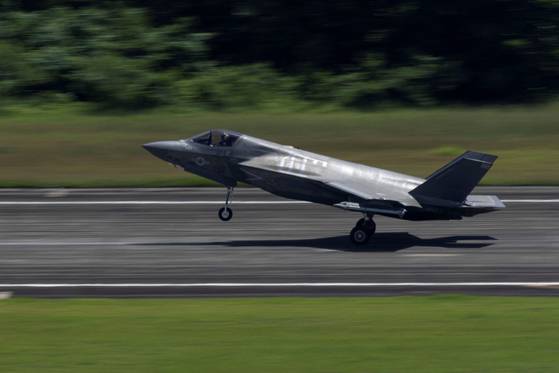 지난 9월 30일 푸에르토리코 세이바의 옛 루스벨트 로드 군사 기지에서 미 해병대의 F-35 전투기가 착륙하고 있다. 로이터=연합뉴스