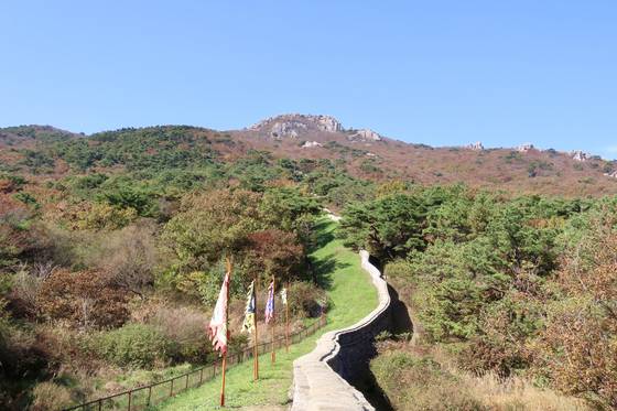 금정산의 정상인 고당봉으로 향하는 금정산성 성곽. 정상에 등산객들이 보인다. 김홍준 기자