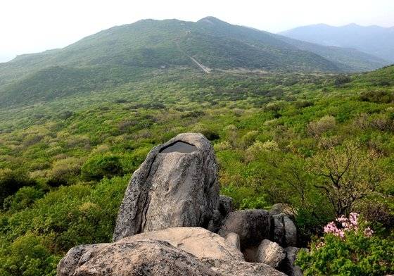 항상 물이 가득차 가뭄에도 마르지 않고 황금 물빛을 내 신비한 샘이자 금정산의 이름을 만든 부산 금정산의 금샘. [사진 부산시]