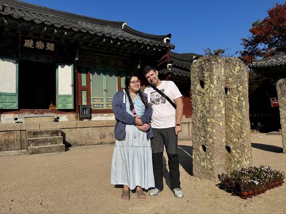 포르투칼에서 신혼여행으로 금정산 범어사를 찾은 안드레(40)와 나티(35) 부부. 나티는 K컬쳐를 즐긴다는 나티는 그중에서도 트로트가 가장 매력적이라고 밝혔다. 김홍준 기자