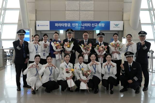 ▲ 윤철민 파라타항공 대표이사(가운데)가 17일 인천국제공항 1터미널에서 열린 인천-나리타 신규 취항식에서 임직원들과 기념 촬영을 하고 있다. 파라타항공은 이날 인천-나리타 노선을 시작으로 첫 국제선 운항을 시작했다. 파라타항공 제공