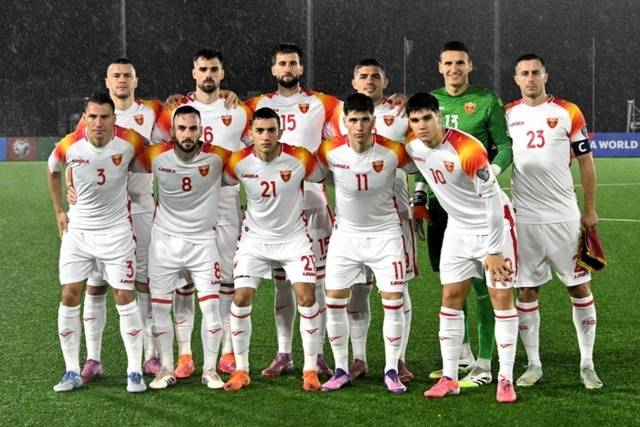 ▲ 강투지(뒷줄 왼쪽 두번째)를 비롯한 몬테네그로 축구 국가대표팀 선수단이 지난 15일(한국 시간) 지브롤터 유로파 스포츠 스타디움에서 열린 지브롤터와 2026 FIFA 북중미 월드컵 유럽 지역 예선 7차전에 앞서 필승을 다짐하고 있다. 몬테네그로축구협회 페이스북 캡처