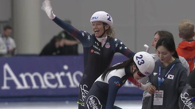 2025-26 국제빙상연맹(ISU) 스피드스케이팅 월드컵 1차 여자 매스스타트 결승 후 망가넬로(2번)와  한국 선수단