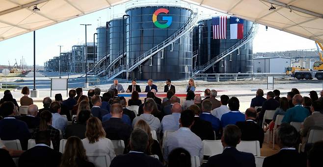그렉 애벗 텍사스 주지사와 순다르 피차이 구글 CEO 등이 지난 14일 미국 텍사스주의 구글 데이터센터에서 신규 데이터센터 계획에 대해 설명하고 있다. AFP연합뉴스