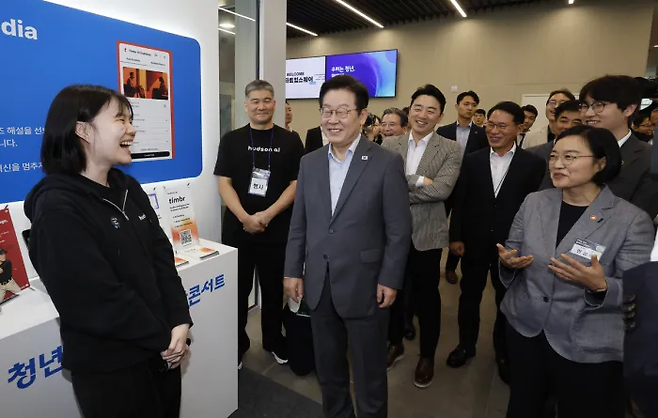 이재명 대통령이 지난 9월17일 경기도 성남시 스타트업 스퀘어에서 인공지능(AI) 기술을 이용한 더빙 관련 설명을 듣고 있다. 대통령실통신사진기자단