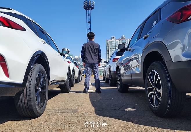 한국GM 용역업체 비정규직 직원 이모씨가 지난 3월 인천 한국GM 부평공장 내 차 출하장에서 완성차들 사이로 서 있다. 김세훈 기자