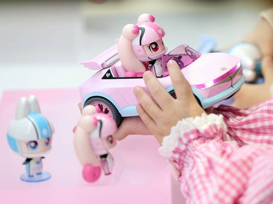 A child looks at a Teenieping doll at a fair in Goyang, Gyeonggi, on May 5. [NEWS1]