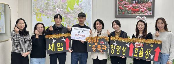 부천시 차량등록과 박혜경 과장과 직원들이 기념촬영을 하고 있다. 김종구기자