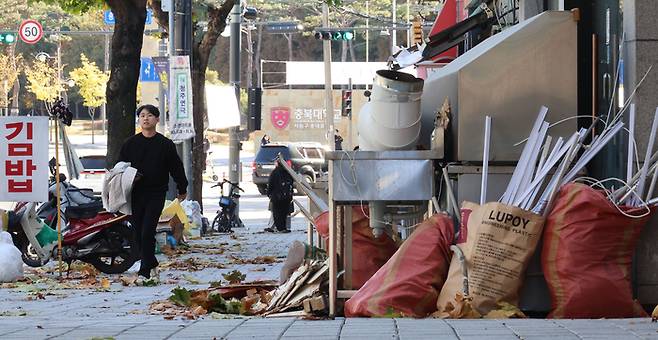 지방 국립대 인근 상권 식당들의 40%가  폐업을 한 가운데 10일 충북대 인근 상점들에 폐업한 가게들이 줄지어 있다. [이승환 기자]