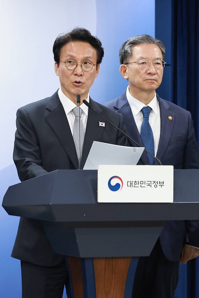 김민석 국무총리(왼쪽)가 18일 정부서울청사에서 '론스타 국제투자분쟁(ISDS) 취소 신청'과 관련해 긴급 브리핑하고 있다. 오른쪽 뒤는 정성호 법무부 장관. 연합뉴스