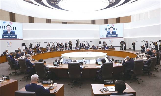 2025 APEC 정상회의는 2026년 외교·안보 이슈를 미리 엿볼 수 있는 리허설 무대로 평가된다. 사진은  APEC 정상회의가 열린 경주화백컨벤션센터(HICO) 3층 본회의장. (경주시 제공)