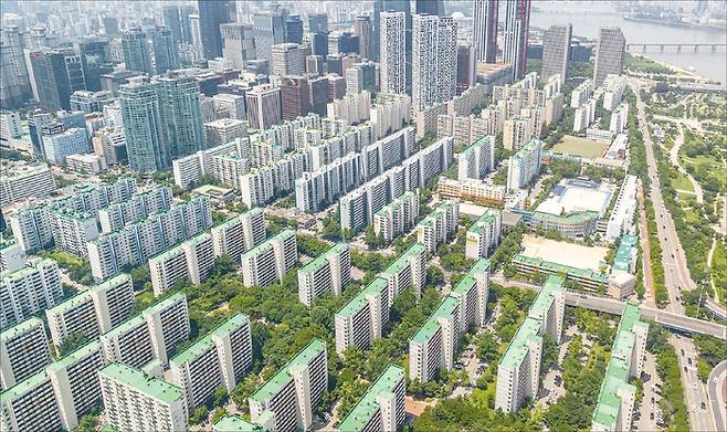 서울 강남권이 아니어도 한강변에서 정비사업을 통해 신축 아파트로 거듭날 아파트를 눈여겨보면 좋다. 사진은 재건축 단지가 몰려 있는 영등포구 여의도동 일대. (매경DB)