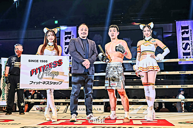 이성현은 입식타격기 빅리그 라이즈의 제2대 63㎏ 챔피언 및 제4대 70㎏ 챔피언이다. 2025년 11월 일본 도쿄 료고쿠 고쿠기칸에서 또 다른 메이저대회 글로리와 65㎏ 합동 토너먼트 2라운드 통과 및 준준결승 진출 기념 촬영을 하고 있다. 사진=RISEクリエーション株式会社