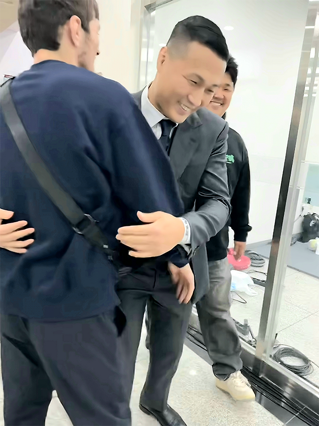 UFC 타이틀매치 출신 ‘코리안 좀비’ 정찬성 대표가 2025년 11월 고려대학교 화정체육관 Z-Fight Night 3 시작 전 러시아 하드코어FC 밴텀급 챔피언 나비 자비토비치 나비예프와 인사하고 있다. ZFN 3 메인카드는 UFC Fight Pass로 세계 200여 국가에 생중계됐다. @NabiNabiev_1 영상 화면