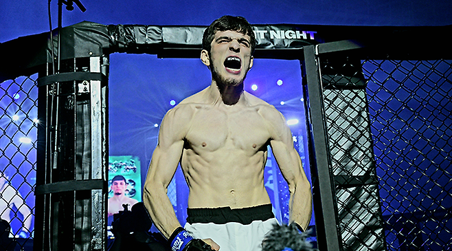 러시아 하드코어FC 밴텀급 챔피언 나비 자비토비치 나비예프가 2025년 11월 ZFN 3 메인카드 제3경기를 위해 서울특별시 고려대학교 화정체육관 특설 케이지에 입장하며 포효하고 있다. 글로벌 OTT 서비스 UFC Fight Pass로 세계 200여 국가에 생중계됐다. 사진=MCP ECC