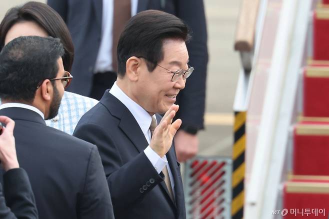 (성남=뉴스1) 이광호 기자 = 이재명 대통령이 17일 오전 주요 20개국(G20) 정상회의 참석을 계기로 아프리카와 중동 등 4개국 순방을 위해 경기 성남 서울공항에서 출국하기 전 환송인사들에게 손인사를 하고 있다. 2025.11.17/뉴스1 Copyright (C) 뉴스1. All rights reserved. 무단 전재 및 재배포, AI학습 이용 금지. /사진=(성남=뉴스1) 이광호 기자