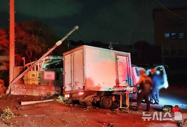 10일 오전 제주시 오라동 소재 도로에서 30대 쿠팡 새벽배송 기사가 전신주를 충돌하는 사고가 발생했다. /사진=뉴시스(제주소방안전본부 제공) 2025.11.17.