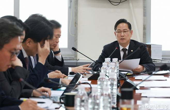 [서울=뉴시스] 고승민 기자 = 12일 서울 여의도 국회에서 열린 기획재정위원회 제2차 조세소위원회에서 박수영 의원장이 회의를 주재하고 있다. 2025.11.12. kkssmm99@newsis.com /사진=고승민