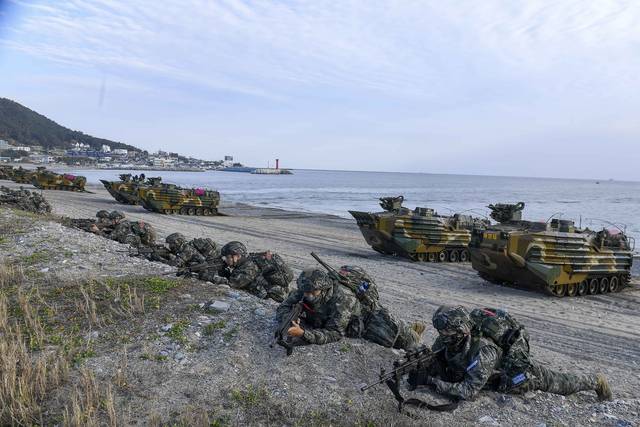 17일 오전 해군·해병대 2025 호국합동상륙훈련 연습 중 경북 포항 독석리 상륙해안에 도착한 해병대원들이 하차전투를 실시하고 있다. 해병대 제공