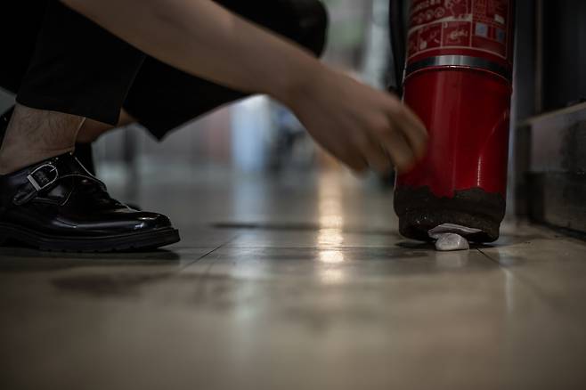 마약을 숨기고 이른바 던지는 일을 맡은 전달책, ‘드라퍼’들 가운데 상당수가 20~30대 젊은층이다. 이들은 마약을 구매할 돈을 마련하거나 생계에 급급한 이유 등으로 마약 총책의 심부름꾼이 된다. 마약을 숨기는 모습을 연출한 사진 [게티이미지]