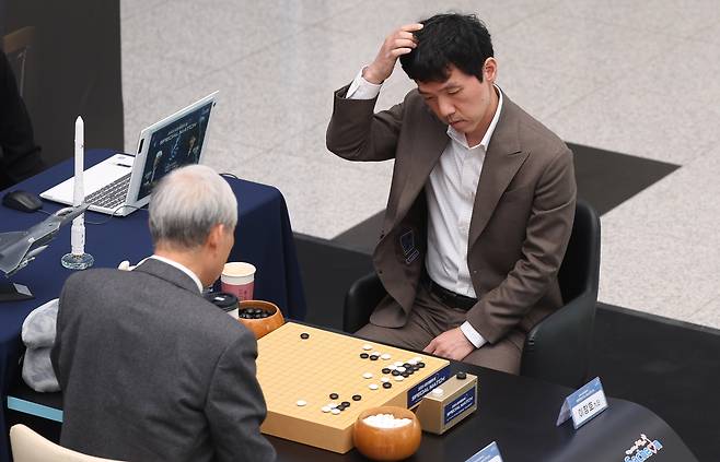 조훈현 9단과 이창호 9단이 17일 오전 경남 사천시 사남면 사천항공우주과학관에서 열린 특별 대국에서 집중하고 있다. [연합]