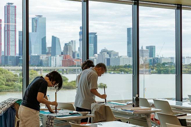 마포구민들이 마포365주민센터에서 문화 수업을 받고 있다. [마포구 제공]