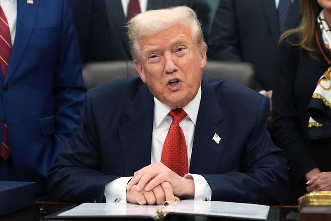 [워싱턴=AP/뉴시스] 도널드 트럼프 미국 대통령이 지난 12일(현지 시간) 백악관 집무실에서 연방정부 재가동을 위한 임시 예산안 서명에 앞서 발언하고 있다. 2025.11.18.