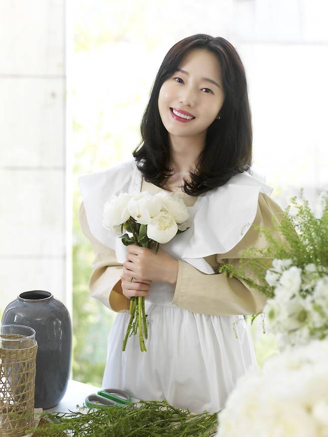 [서울=뉴시스] 배우 겸 가수 이정현이 그림책 '몽글몽글 숲속 요리사'로 그림책 작가로 변신했다. (사진=파인트리엔터테인먼트 제공) 2025.11.18. photo@newsis.com *재판매 및 DB 금지