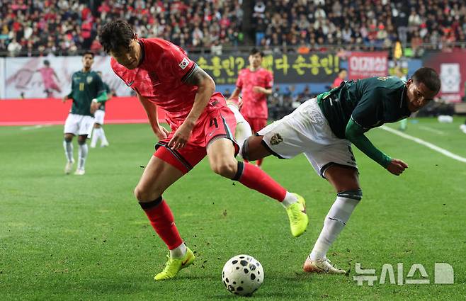 [대전=뉴시스] 강종민 기자 = 14일 오후 대전 유성구 대전월드컵경기장에서 열린 축구 국가대표팀 평가전 대한민국과 볼리비아의 경기에서 한국 김민재와 볼리비아 몬테이로가 치열한 볼다툼을 벌이고 있다. 2025.11.14. ppkjm@newsis.com