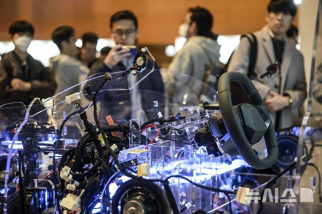 [서울=뉴시스] 정병혁 기자 = 지난 3월28일 서울 강남구 코엑스에서 열린  현대차그룹 개발자 콘퍼런스 '플레오스(Pleos) 25'에서 참관객들이 SDV(Software-defined Vehicle, 소프트웨어를 중심으로 진화하는 자동차)의 주요 제어기 전시물을 살펴보고 있다. 2025.03.28. jhope@newsis.com