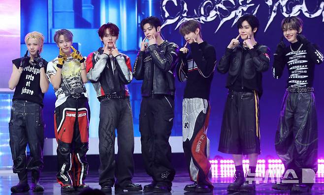 [서울=뉴시스] 김혜진 기자 = 그룹 클로즈 유어 아이즈(왼쪽부터 켄신, 송승호, 전민욱, 마징시앙, 김성민, 장여준, 서경배)가 11일 오후 서울 강서구 SBS 공개홀에서 열린 세 번째 미니앨범 '블랙아웃' 발매 기념 쇼케이스에서 포즈를 취하고 있다. 2025.11.11. jini@newsis.com