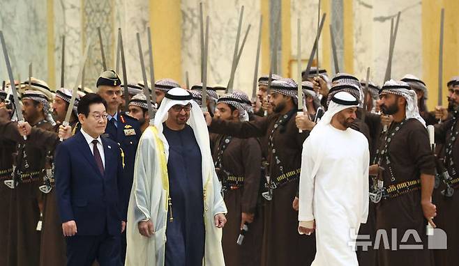 [아부다비=뉴시스] 최동준 기자 = 아랍에미리트(UAE)를 국빈 방문 중인 이재명 대통령이 18일(현지 시간) 아부다비 카사르 알 와탄 대통령궁에서 열린 공식 환영식에서 무함마드 빈 자이드 알 나흐얀 UAE 대통령과 의장대를 사열하고 있다. 2025.11.18. photocdj@newsis.com