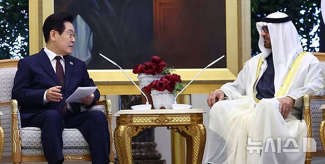 [아부다비=뉴시스] 최동준 기자 = 아랍에미리트(UAE)를 국빈 방문 중인 이재명 대통령이 18일(현지 시간) 아부다비 카사르 알 와탄 대통령궁에서 열린 무함마드 빈 자이드 알 나흐얀 UAE 대통령과 확대 정상회담에서 발언하고 있다. 2025.11.18. photocdj@newsis.com