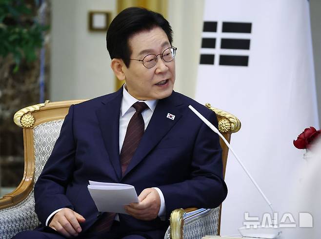 [아부다비=뉴시스] 최동준 기자 = 아랍에미리트(UAE)를 국빈 방문 중인 이재명 대통령이 18일(현지 시간) 아부다비 카사르 알 와탄 대통령궁에서 열린 무함마드 빈 자이드 알 나흐얀 UAE 대통령과 확대 정상회담에서 발언하고 있다. 2025.11.18. photocdj@newsis.com