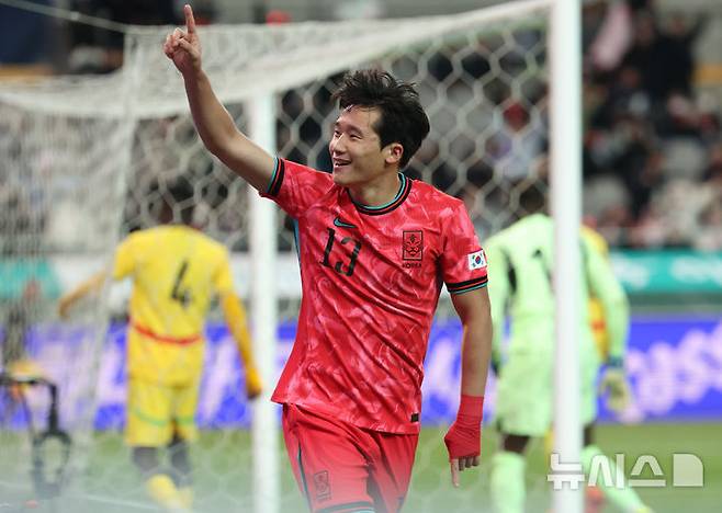 [서울=뉴시스] 황준선 기자 = 18일 오후 서울 마포구 서울월드컵경기장에서 열린 축구 국가대표팀 평가전 대한민국과 가나의 경기, 후반 한국 이태석이 팀의 첫번째 골을 넣은 뒤 세리머니 하고 있다. 2025.11.18. hwang@newsis.com