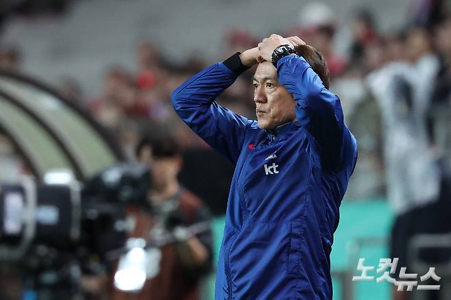 홍명보 감독이 10월 14일 서울 상암동 서울월드컵경기장에서 열린 축구 국가대표팀 친선경기 대한민국과 파라과이의 경기에서 경기를 바라보고 있다. 류영주 기자
