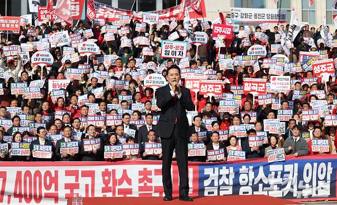 장동혁 국민의힘 대표가 12일 서울 여의도 국회 본관 계단에서 열린 대장동 일당 7400억 국고 환수 촉구 및 검찰 항소 포기 외압 규탄대회에서 규탄사를 하고 있다. 류영주 기자