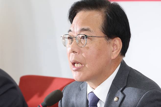 국민의힘 송언석 원내대표가 18일 서울 여의도 국회에서 정부의 '헌법존중 정부혁신 TF'에 대한 당 차원의 대응 등 현안 관련 기자간담회를 하고 있다. 연합뉴스