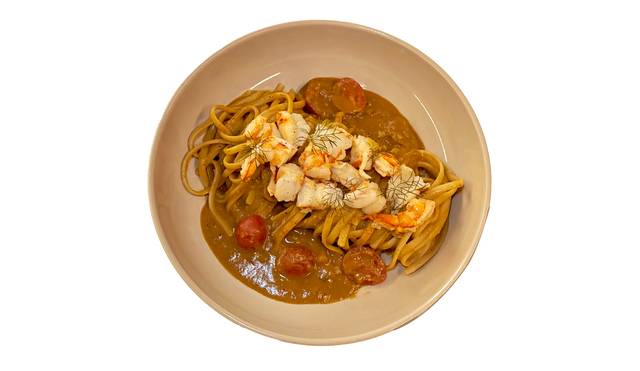 국내산 딱새우와 흰다리새우 머리만 졸여 만든 진한 비스크소스 파스타에 살짝 익힌 홍새우 살을 얹은 요리.