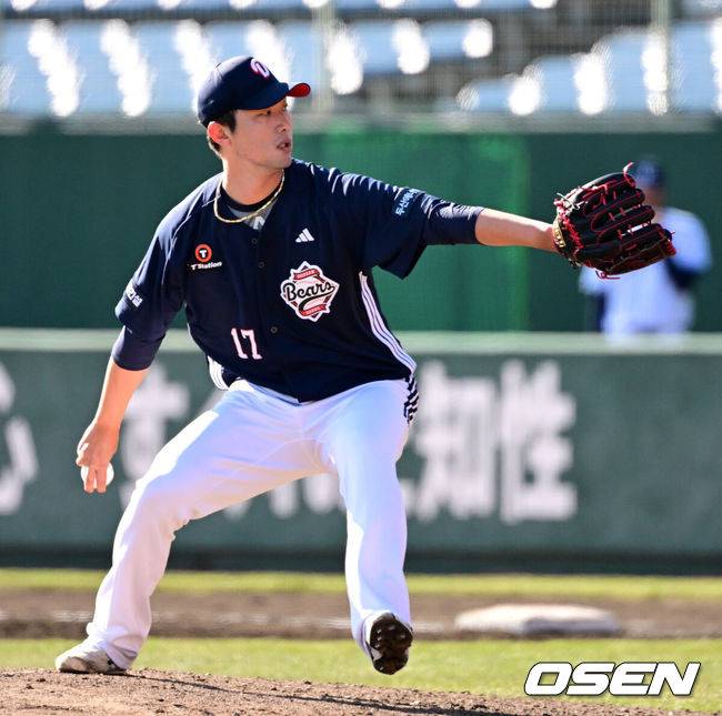 [OSEN=미야자키(일본), 지형준 기자] 두산 베어스가 26일 일본 미야자키 산마린 스타디움에서 일본프로야구 세이부 라이온스와의 구춘대회 첫 경기를 가졌다.&nbsp;7회말 두산 홍건희가 마운드에 올라 역투하고 있다. 2025.02.26 /jpnews@osen.co.kr