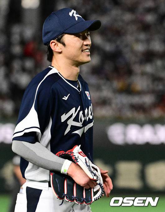 [OSEN=도쿄(일본), 조은정 기자]15일 일본 도쿄돔에서 ‘2025 NAVER K-BASEBALL SERIES’ 대한민국과 일본의 1차전 경기가 열렸다.한국은 곽빈, 일본은 소타니 류헤이를 선발투수로 내세웠다.3회말 수비를 마치고 대한민국 박해민이 미소 지으며 더그아웃으로 향하 있다. 2025.11.15. /cej@osen.co.kr