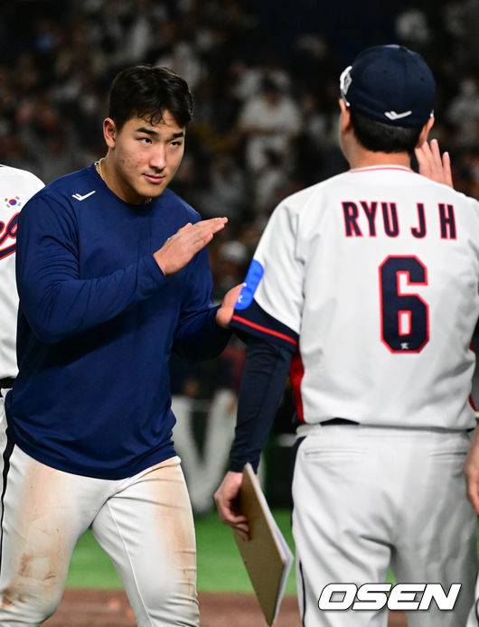 [OSEN=도쿄(일본), 조은정 기자] 한국 야구 대표팀이 극적인 무승부를 거두며 한일전 연패를 10연패에서 막았다. 한국은 16일 일본 도쿄도 도쿄돔에서 열린 ‘2025 NAVER K-BASEBALL SERIES’ 일본과의 2차전에서 7-7 무승부를 거뒀다. 2연전 시리즈 1무 1패를 기록한 한국은 2015년 프리미어12 준결승전 4-3 승리 이후 성인 대표팀 기준(아시안게임 제외) 한일전에서 10연패를 기록했지만 처음으로 무승부를 만드는데 성공했다.안현민이 경기 종료 후 류지현 감독과 하이파이브를 하고 있다. 2025.11.16 /cej@osen.co.kr