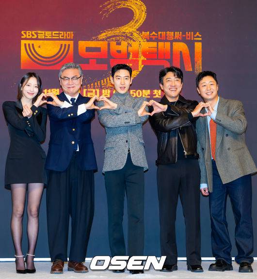 [OSEN=민경훈 기자] 18일 오후 서울 양천구 목동 SBS 방송센터 SBS홀에서 SBS 금토드라마 ‘모범택시3’ 제작발표회가 열렸다.배우 이제훈, 김의성, 표예진, 장혁진, 배유람 주연의 드라마 ‘모범택시3’는 동명의 웹툰을 원작으로 한 시리즈물로, 베일에 가려진 택시회사 무지개 운수와 택시기사 김도기가 억울한 피해자를 대신해 복수를 완성하는 사적 복수 대행극이다.&nbsp;배우 표예진, 김의성, 이제훈, 장혁진, 배유람,'이 포즈를 취하고 있다. 2025.11.18 / rumi@osen.co.kr