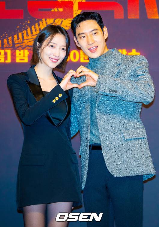 [OSEN=민경훈 기자] 18일 오후 서울 양천구 목동 SBS 방송센터 SBS홀에서 SBS 금토드라마 ‘모범택시3’ 제작발표회가 열렸다.배우 이제훈, 김의성, 표예진, 장혁진, 배유람 주연의 드라마 ‘모범택시3’는 동명의 웹툰을 원작으로 한 시리즈물로, 베일에 가려진 택시회사 무지개 운수와 택시기사 김도기가 억울한 피해자를 대신해 복수를 완성하는 사적 복수 대행극이다. 배우 표예진과 이제훈이 포즈를 취하고 있다. 2025.11.18 / rumi@osen.co.kr