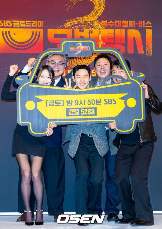 [OSEN=민경훈 기자] 18일 오후 서울 양천구 목동 SBS 방송센터 SBS홀에서 SBS 금토드라마 ‘모범택시3’ 제작발표회가 열렸다.배우 이제훈, 김의성, 표예진, 장혁진, 배유람 주연의 드라마 ‘모범택시3’는 동명의 웹툰을 원작으로 한 시리즈물로, 베일에 가려진 택시회사 무지개 운수와 택시기사 김도기가 억울한 피해자를 대신해 복수를 완성하는 사적 복수 대행극이다. 배우 이제훈, 김의성, 표예진, 장혁진, 배유람이 포즈를 취하고 있다. 2025.11.18 / rumi@osen.co.kr