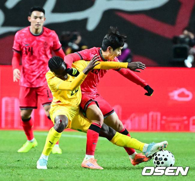 [OSEN=서울월드컵경기장, 지형준 기자] 홍명보 감독이 이끄는 대한민국 축구대표팀이 18일 오후 서울월드컵경기장에서 아프리카 강호 가나와 평가전을 가졌다.홍명보호의 2025년의 끝을 장식할 경기다. 내달 2026 국제축구연맹(FIFA) 북중미 월드컵 조 추첨을 앞두고 열리는 마지막 평가전이기도 하다. 현재 한국은 가나전 결과와 상관없이 사실상 월드컵 포트 2가 확정된 상태다. 아프리카 예선을 뚫고 북중미행에 성공한&nbsp;가나는 FIFA 랭킹 73위다.&nbsp;22위 한국보다는 51계단&nbsp;낮다. 하지만 통산 전적에서 4승 3패로 한국보다 우위다.&nbsp;전반 대한민국 이강인이 가나 수비수와 볼을 다투고 있다. 2025.11.18 /jpnews@osen.co.kr