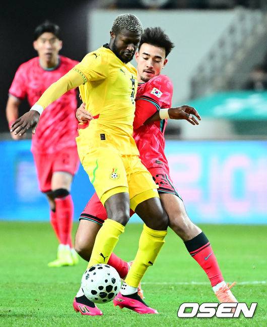 [OSEN=서울월드컵경기장, 지형준 기자] 홍명보 감독이 이끄는 대한민국 축구대표팀이 18일 오후 서울월드컵경기장에서 아프리카 강호 가나와 평가전을 가졌다.홍명보호의 2025년의 끝을 장식할 경기다. 내달 2026 국제축구연맹(FIFA) 북중미 월드컵 조 추첨을 앞두고 열리는 마지막 평가전이기도 하다. 현재 한국은 가나전 결과와 상관없이 사실상 월드컵 포트 2가 확정된 상태다. 아프리카 예선을 뚫고 북중미행에 성공한&nbsp;가나는 FIFA 랭킹 73위다.&nbsp;22위 한국보다는 51계단&nbsp;낮다. 하지만 통산 전적에서 4승 3패로 한국보다 우위다.&nbsp;전반 대한민국 카스트로프가 수비를 하고 있다. 2025.11.18 /jpnews@osen.co.kr