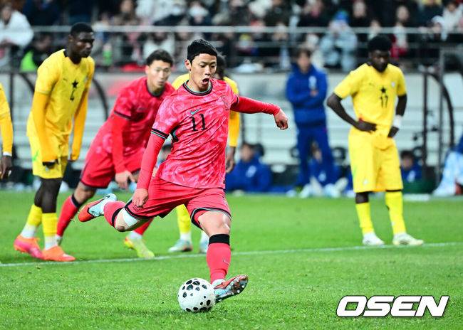 [OSEN=서울월드컵경기장, 지형준 기자] 홍명보 감독이 이끄는 대한민국 축구대표팀이 18일 오후 서울월드컵경기장에서 아프리카 강호 가나와 평가전을 가졌다.홍명보호의 2025년의 끝을 장식할 경기다. 내달 2026 국제축구연맹(FIFA) 북중미 월드컵 조 추첨을 앞두고 열리는 마지막 평가전이기도 하다. 현재 한국은 가나전 결과와 상관없이 사실상 월드컵 포트 2가 확정된 상태다. 아프리카 예선을 뚫고 북중미행에 성공한&nbsp;가나는 FIFA 랭킹 73위다.&nbsp;22위 한국보다는 51계단&nbsp;낮다. 하지만 통산 전적에서 4승 3패로 한국보다 우위다.&nbsp;후반 대한민국 황희찬이 페널티킥 실축을 범하고 있다. 2025.11.18 /jpnews@osen.co.kr