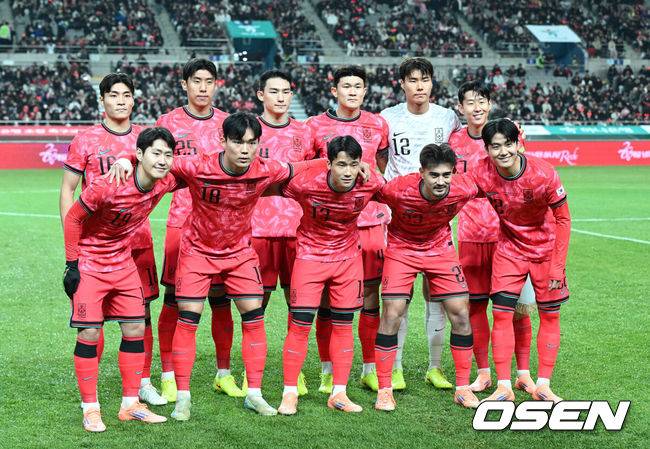 [OSEN=서울월드컵경기장, 이대선 기자] 홍명보 감독이 이끄는 대한민국 축구대표팀이 18일 오후 서울월드컵경기장에서 아프리카 강호 가나와 평가전을 가졌다.홍명보호의 2025년의 끝을 장식할 경기다. 내달 2026 국제축구연맹(FIFA) 북중미 월드컵 조 추첨을 앞두고 열리는 마지막 평가전이기도 하다. 현재 한국은 가나전 결과와 상관없이 사실상 월드컵 포트 2가 확정된 상태다. 아프리카 예선을 뚫고 북중미행에 성공한&nbsp;가나는 FIFA 랭킹 73위다.&nbsp;22위 한국보다는 51계단&nbsp;낮다. 하지만 통산 전적에서 4승 3패로 한국보다 우위다.&nbsp;경기에 앞서 대한민국 베스트 일레븐이 기념촬영을 하고 있다. 2025.11.18 /sunday@osen.co.kr